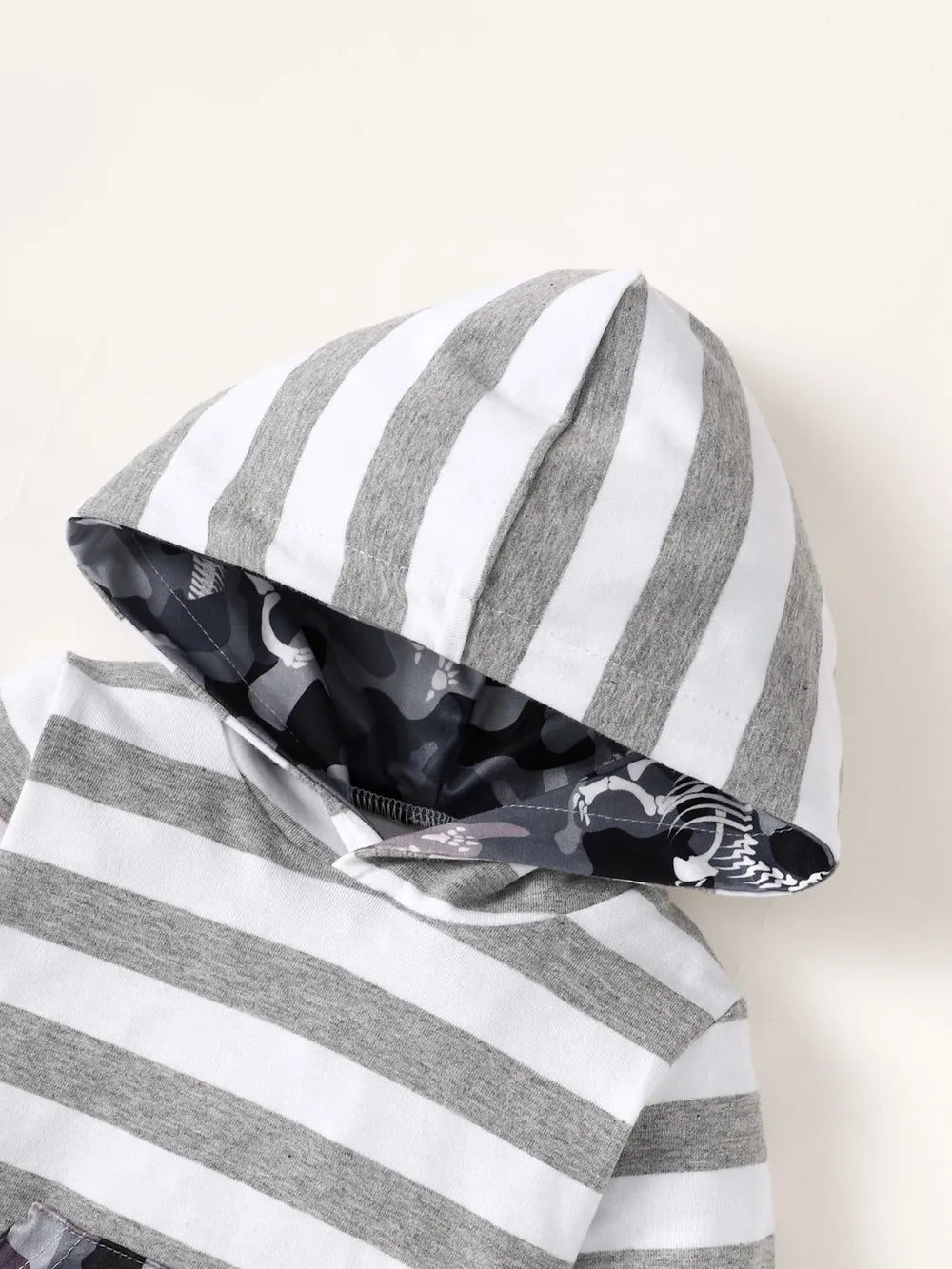  Détail de la capuche du body rayé et des finitions de l'ensemble bébé