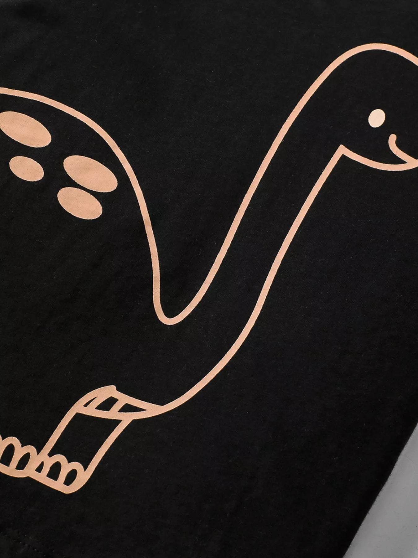 Vue latérale ensemble t-shirt dinosaure et short enfant - coupe pratique pour liberté de mouvement

