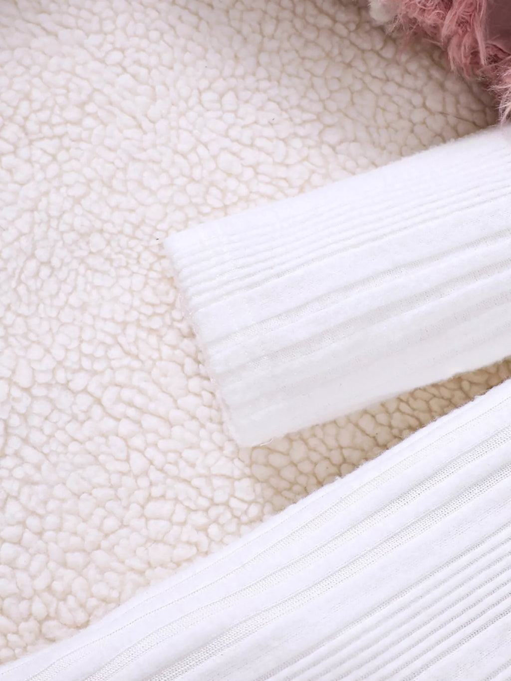 ✨ Détail final ensemble luxueuse moelleuse douce robe côtelée élégante texturée - tissus doux confortables chaleur optimal - design glamour sophistiqué princesse - texture raffinée moderne - finitions qualité exceptionnelle coutures impeccables - vêtements premium petite fille élégante luxueuse occasions spéciales BabyCoton Suisse
