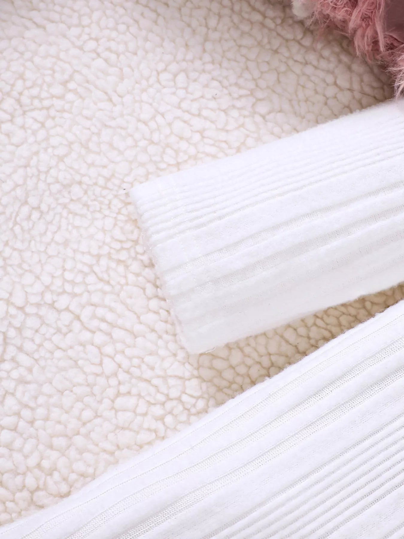 ✨ Détail final ensemble luxueuse moelleuse douce robe côtelée élégante texturée - tissus doux confortables chaleur optimal - design glamour sophistiqué princesse - texture raffinée moderne - finitions qualité exceptionnelle coutures impeccables - vêtements premium petite fille élégante luxueuse occasions spéciales BabyCoton Suisse
