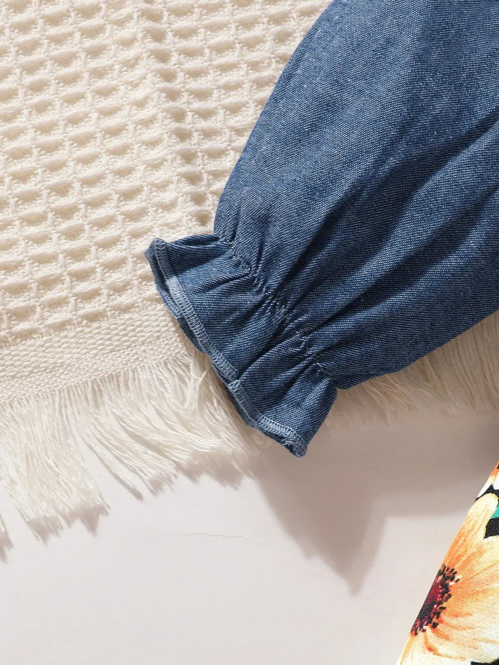 Détail sur la manche et volants délicats robe fille - charme romantique et élégance intemporelle
