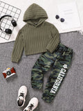 🧶 Adorable enfant portant ensemble hoodie côtelé texturé manches longues et pantalon coordonné - tissu doux douillet confort - design moderne élégant - couleurs neutres apaisantes - style cocooning chaleureux - vêtements premium qualité BabyCoton Suisse
