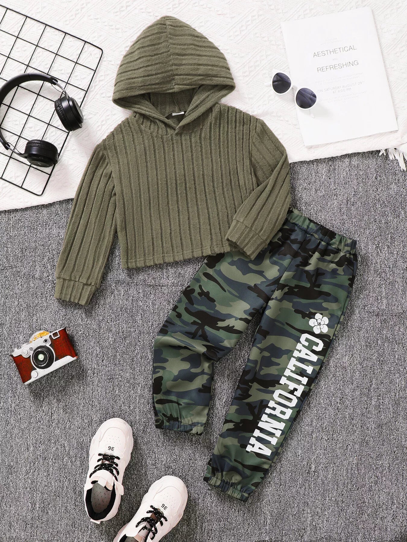 🧶 Adorable enfant portant ensemble hoodie côtelé texturé manches longues et pantalon coordonné - tissu doux douillet confort - design moderne élégant - couleurs neutres apaisantes - style cocooning chaleureux - vêtements premium qualité BabyCoton Suisse
