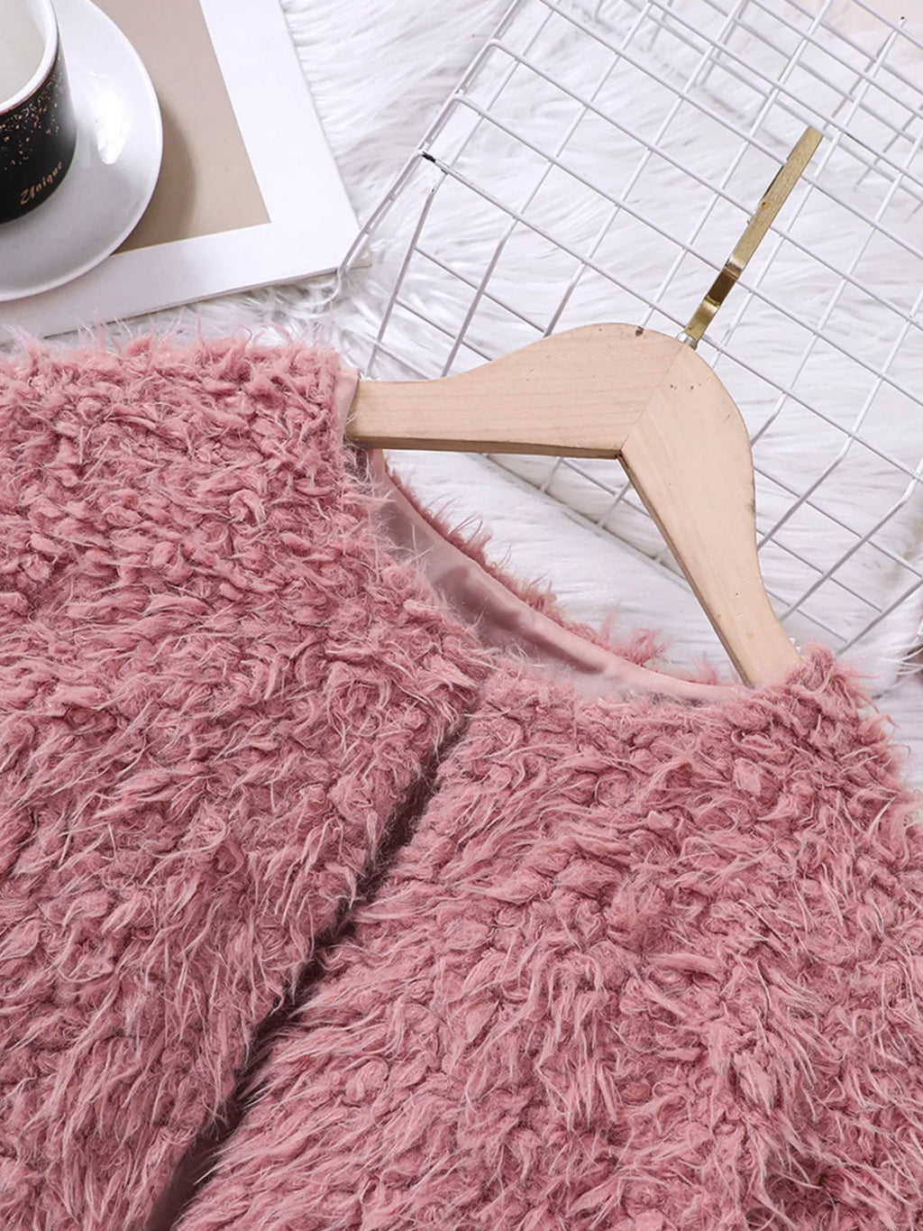 💕 Gros plan détail veste fausse fourrure luxueuse moelleuse douce et robe côtelée texturée élégante - design glamour sophistiqué - finitions soignées coutures impeccables - tissus doux confortables - tenue mariages baptêmes cérémonies BabyCoton
