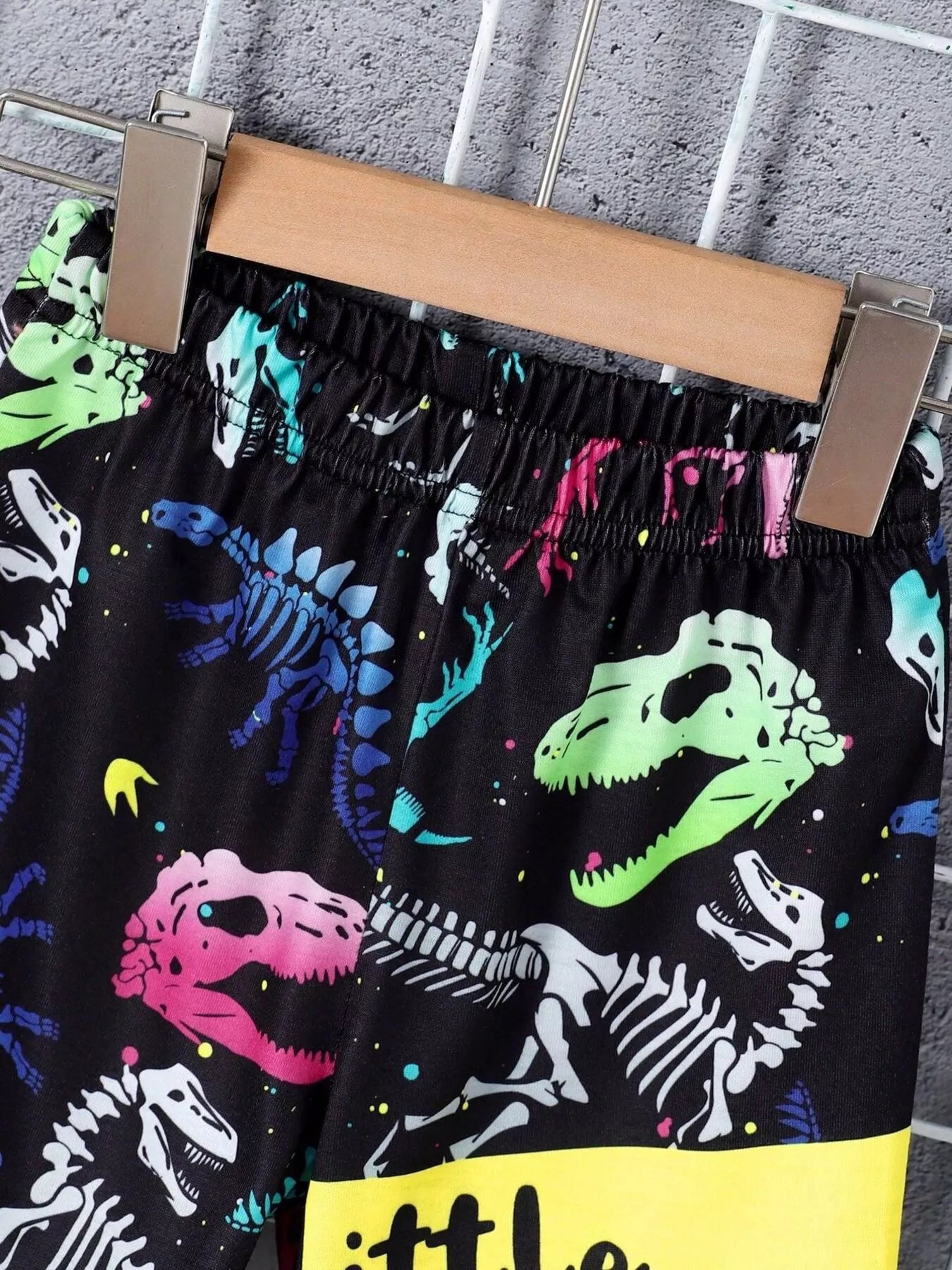 ✨ Gros plan sur les détails de qualité - imprimés dinosaures résistants et message 'Mommy's Little Boy' fièrement affiché