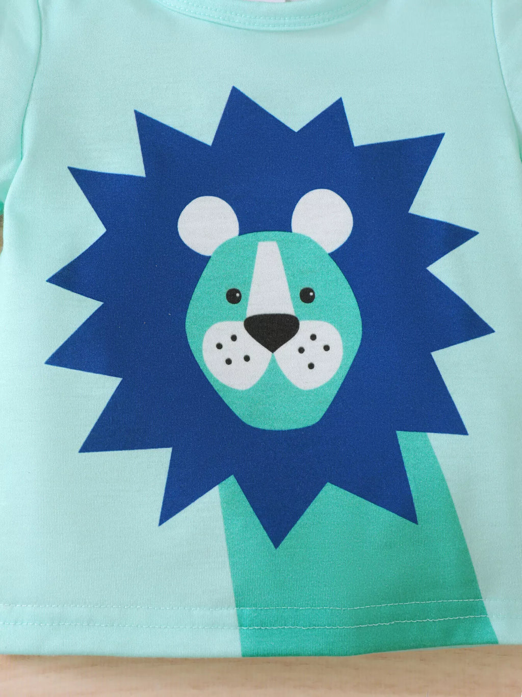  👑 Détail rapproché de l'imprimé lion courageux - motif coloré et expressif qui capture la force et la majesté du roi de la jungle

