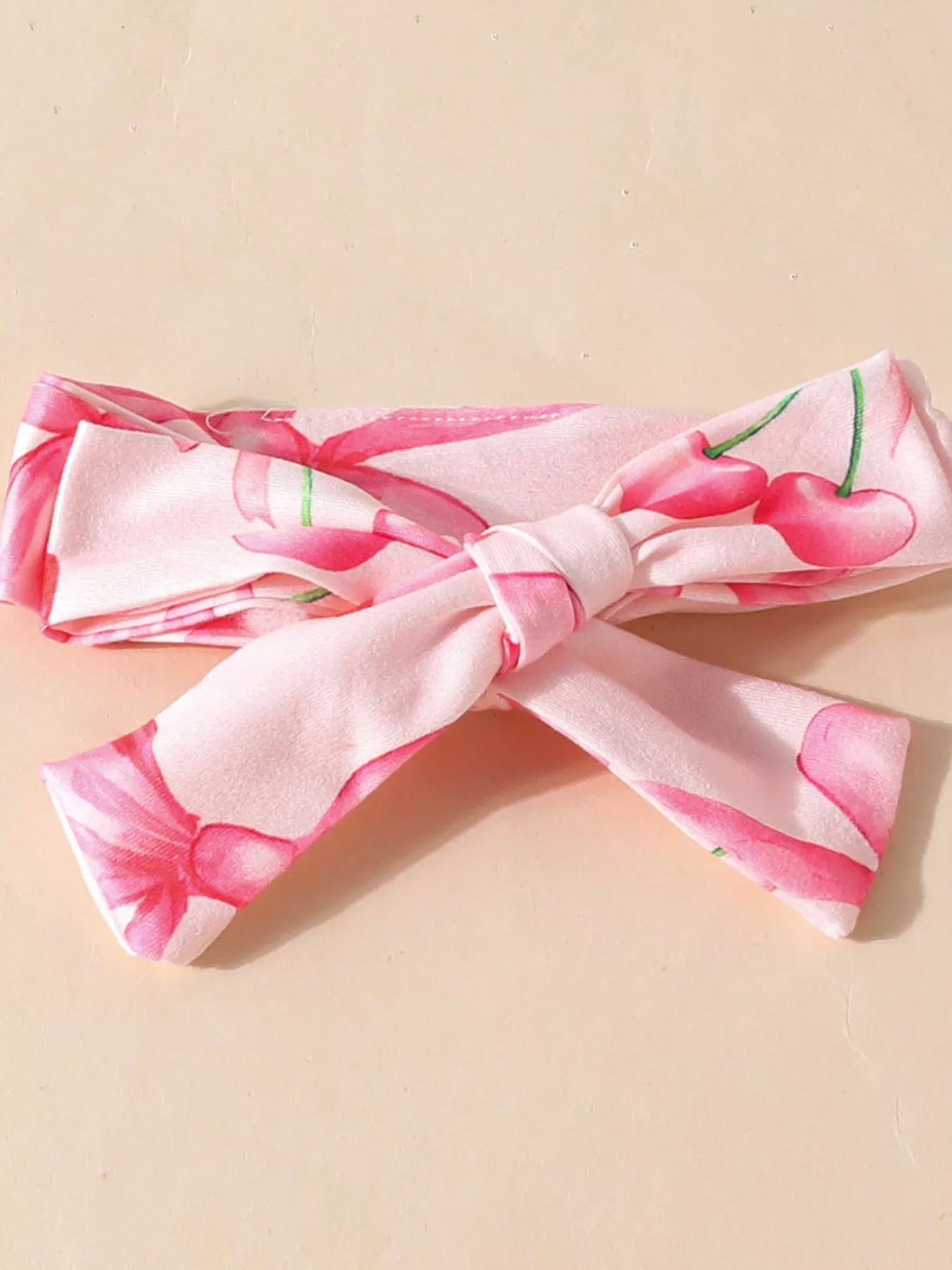 💕 Détail rapproché des imprimés nœuds et volants délicats - motifs charmants et finitions volantées qui apportent féminité et douceur