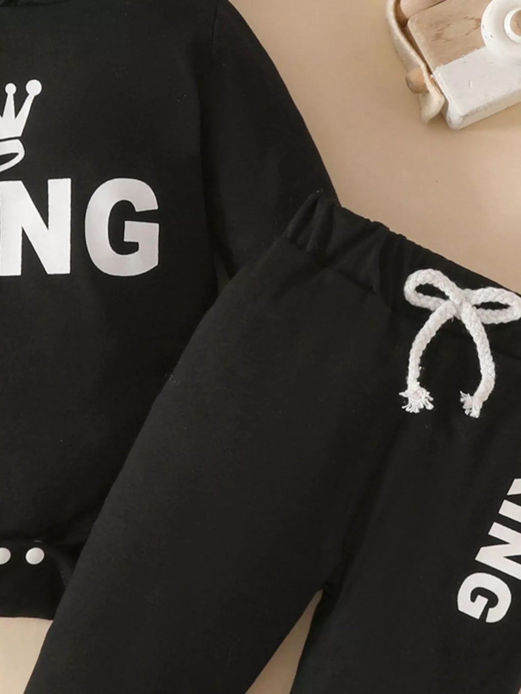 Vue latérale ensemble body hoodie et pantalon bébé - confort optimal 0-18 mois - vêtements BabyCoton
