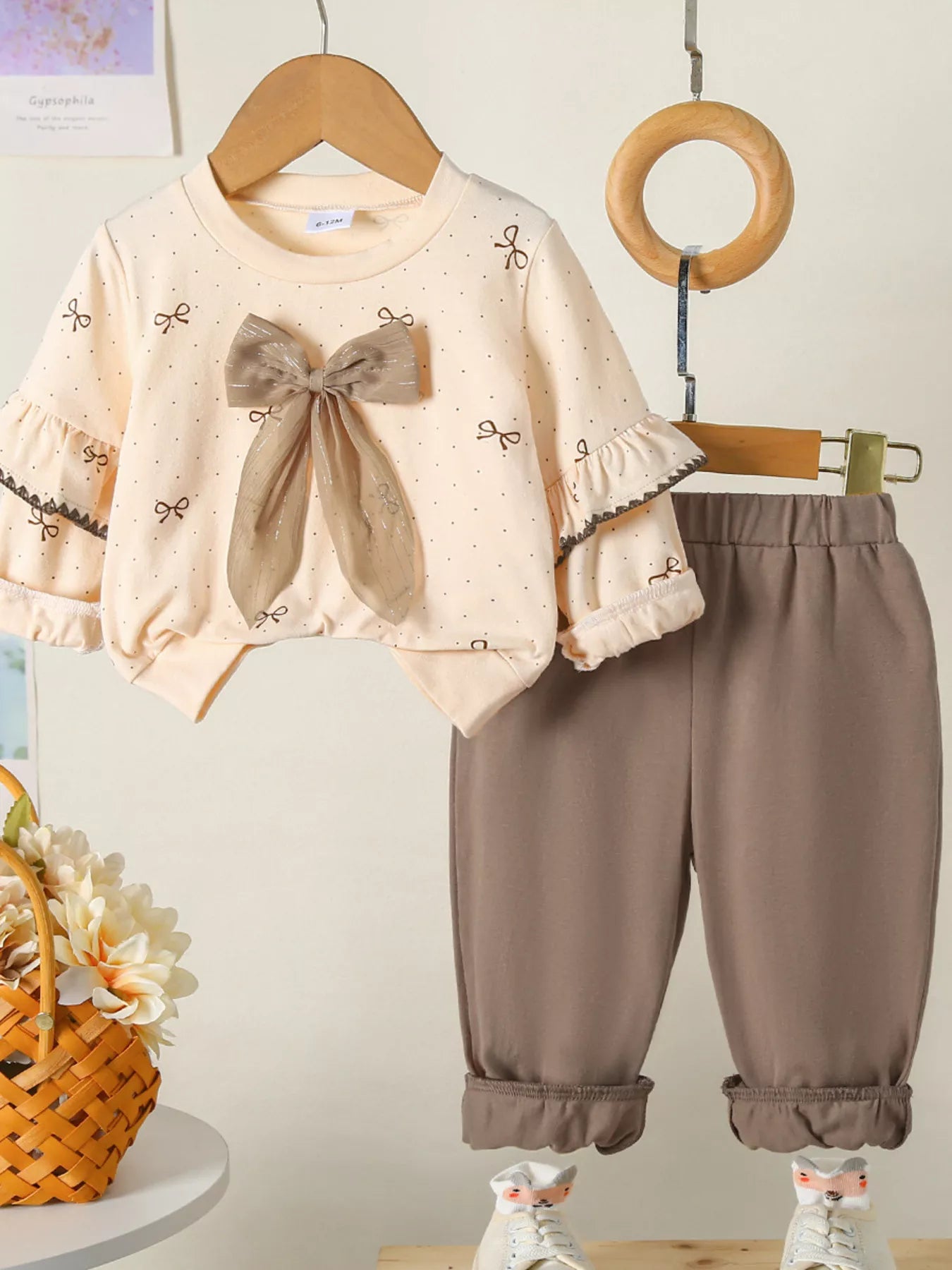 🎀 Adorable petite fille portant ensemble 2 pièces haut nœud adorable romantique manches à volants délicates féminines et pantalon coordonné élégant - tenue complète fashionista délicate - tissus doux confortables - silhouette flatteuse féminine - style romantique charmant - vêtements premium qualité occasions spéciales BabyCoton Suisse
