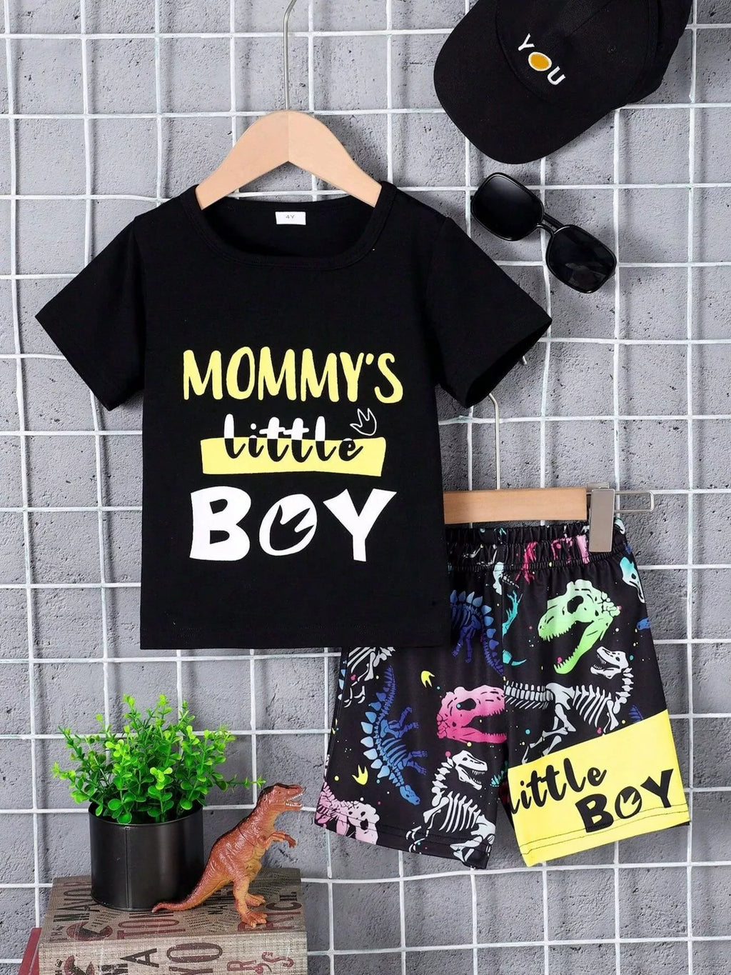 👦 Petit garçon portant un ensemble 'Mommy's Little Boy' imprimé dinosaures - vue de face célébrant le lien spécial avec maman avec tendresse et aventure