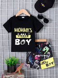👦 Petit garçon portant un ensemble 'Mommy's Little Boy' imprimé dinosaures - vue de face célébrant le lien spécial avec maman avec tendresse et aventure