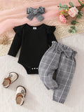 🎀 Adorable bébé fille portant ensemble 3 pièces body, pantalon à carreaux champêtre et bandeau coordonné - tenue complète élégante - tissu ultra-doux coton peau délicate - design chic intemporel - style adorable féminin - vêtements premium qualité BabyCoton Suisse
