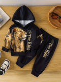 🦁 Adorable enfant portant ensemble hoodie Roi Lion imprimé majestueux graphique savane et pantalon coordonné - design puissant inspirant courage force - tissu ultra-doux confort royal - couleurs vibrantes chaudes africaines - style sauvage aventurier - vêtements premium qualité BabyCoton Suisse
