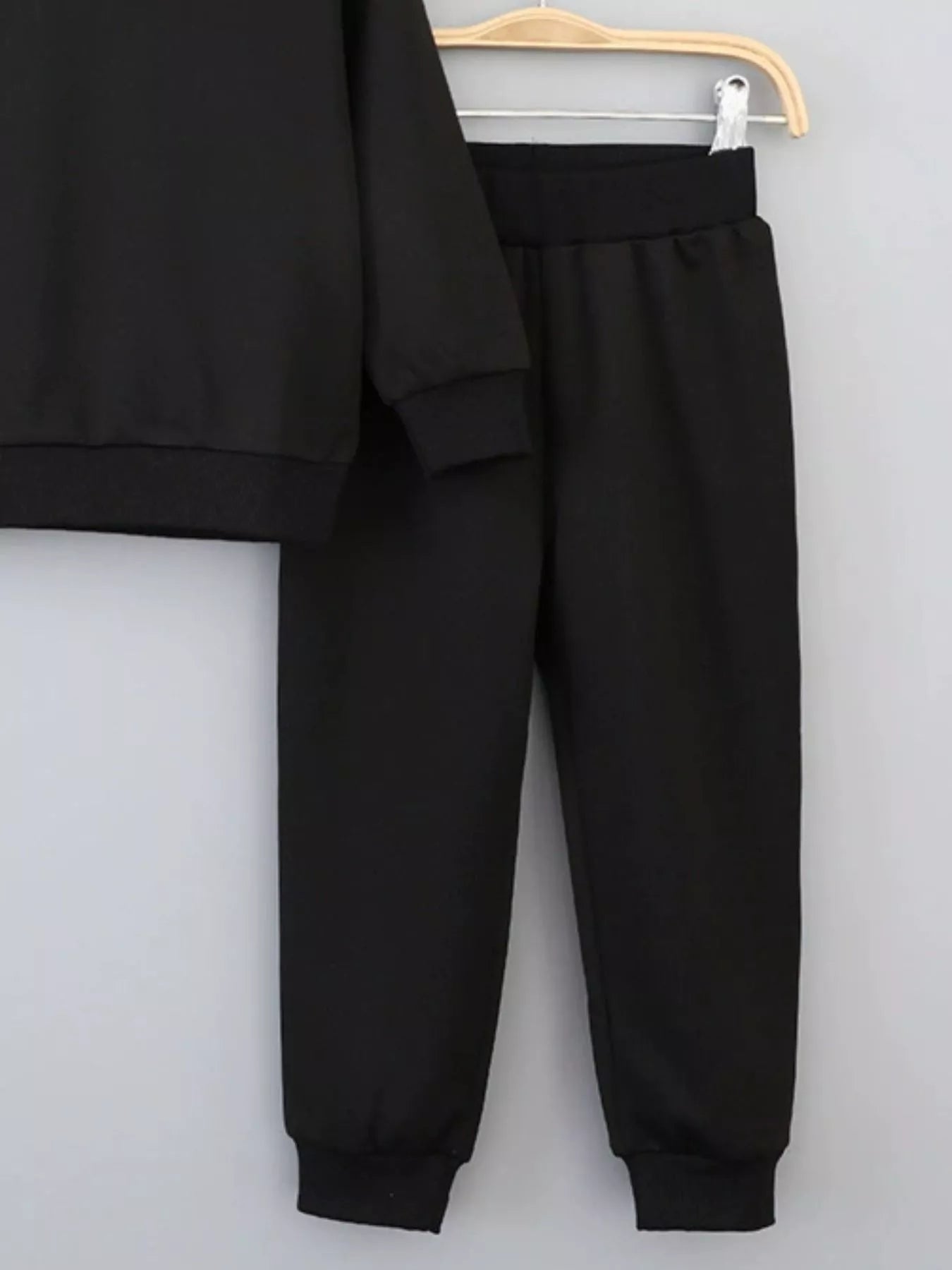 🎨 Détail rapproché du sweat à capuche avec finitions soignées - texture douce du tissu, capuche ajustable et manches longues confortables pour une protection optimale