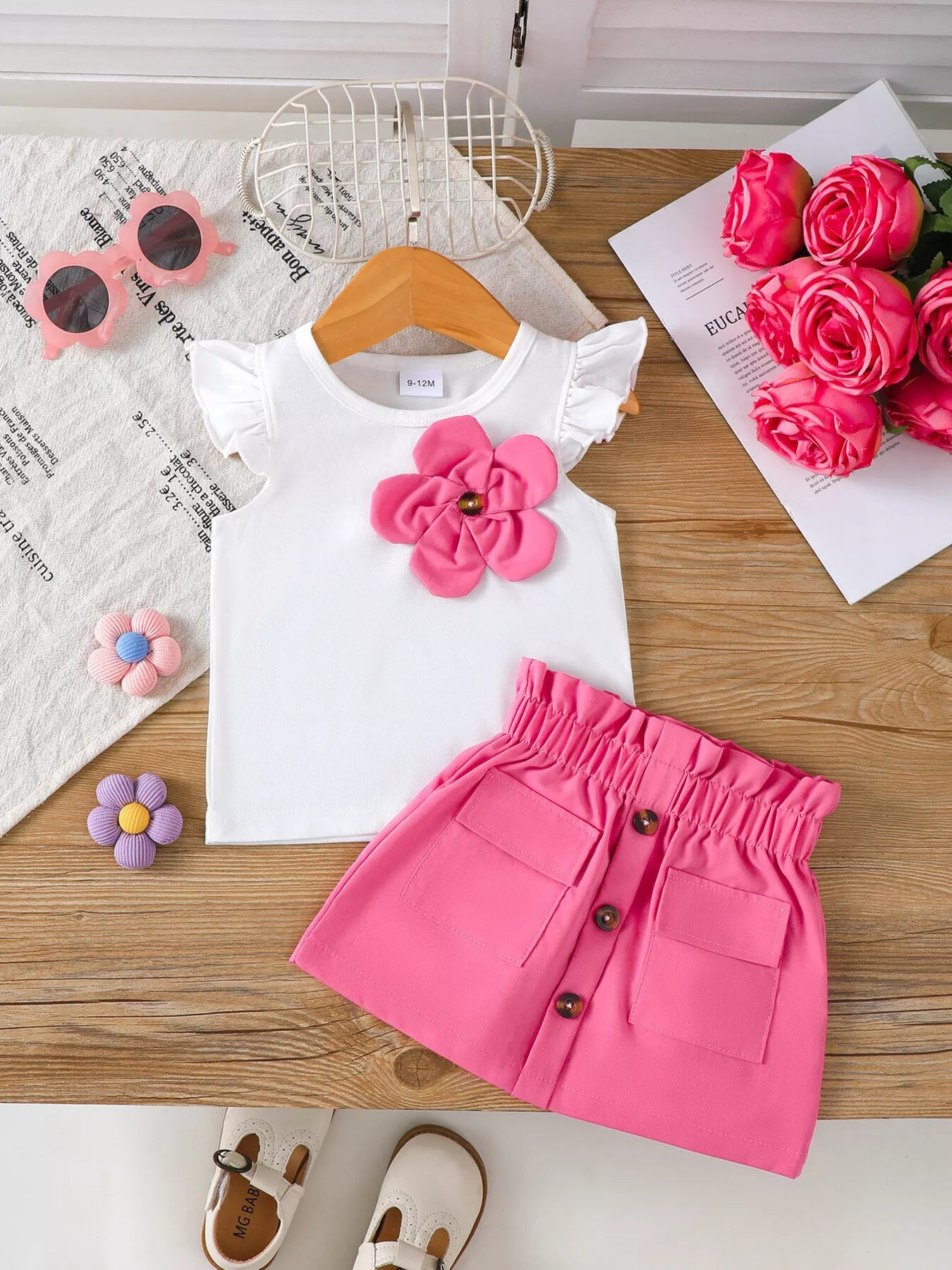 💐 Vue complète de l'ensemble à plat - haut avec appliqué floral et jupe parfaitement coordonnés pour un look harmonieux et raffiné