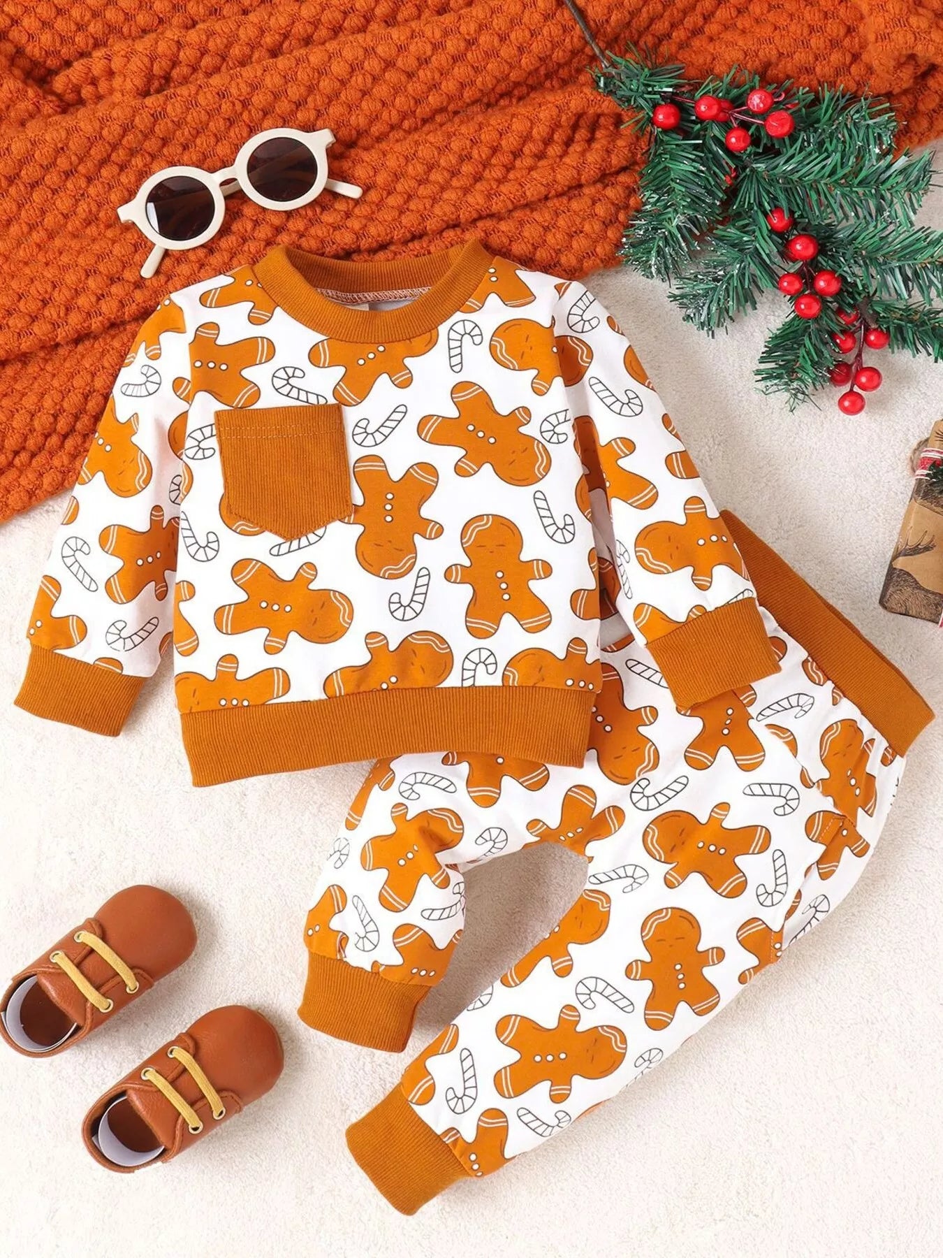 🍪 Enfant portant un ensemble imprimé pain d'épices festif avec pantalon coordonné - vue de face montrant les adorables bonshommes souriants qui capturent la magie de Noël