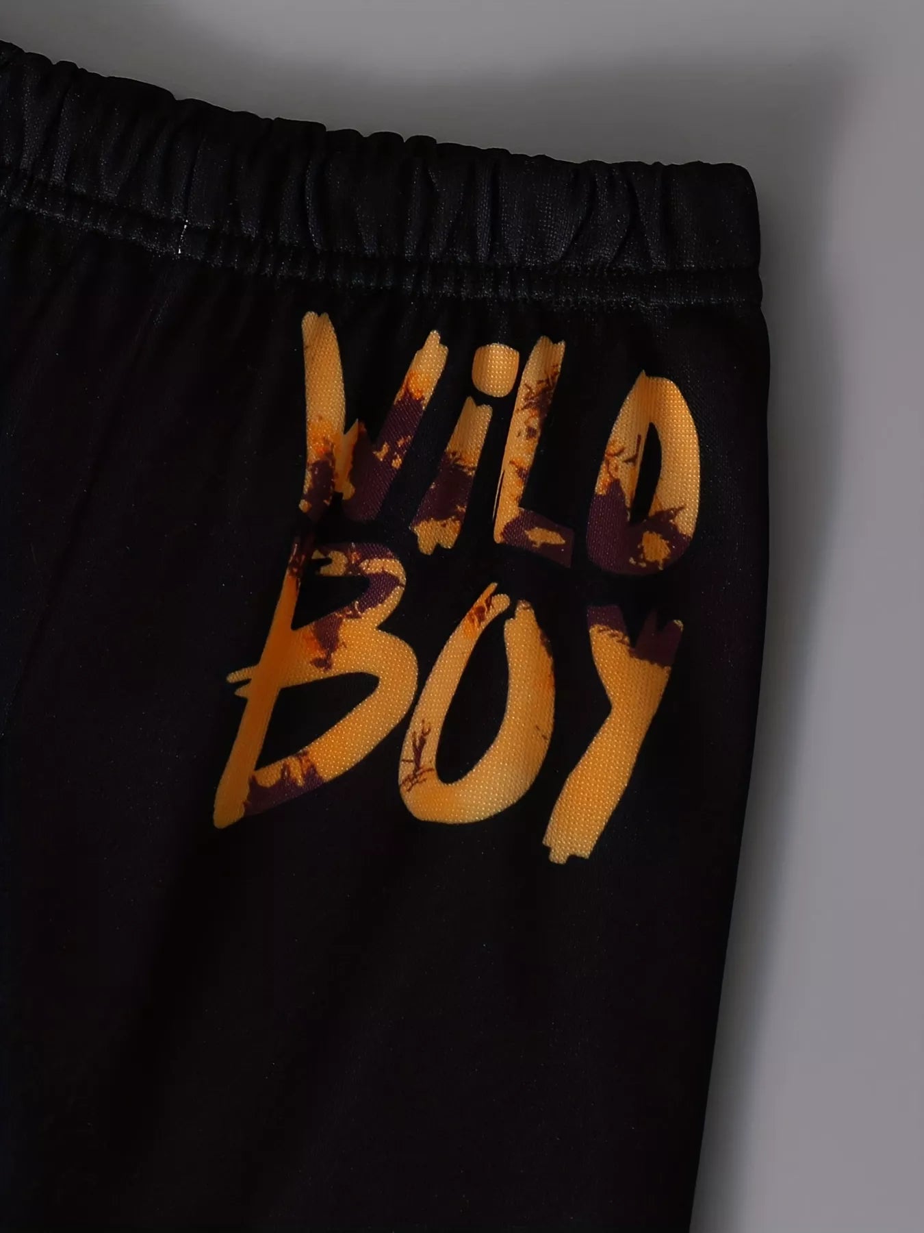 Détail hoodie Wild Boy avec graphisme audacieux pour enfant - design aventurier - BabyCoton Suisse
