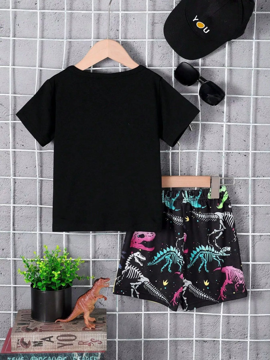  💚 Vue complète de l'ensemble à plat - haut et bas parfaitement coordonnés avec dinosaures et message tendre pour un look décontracté