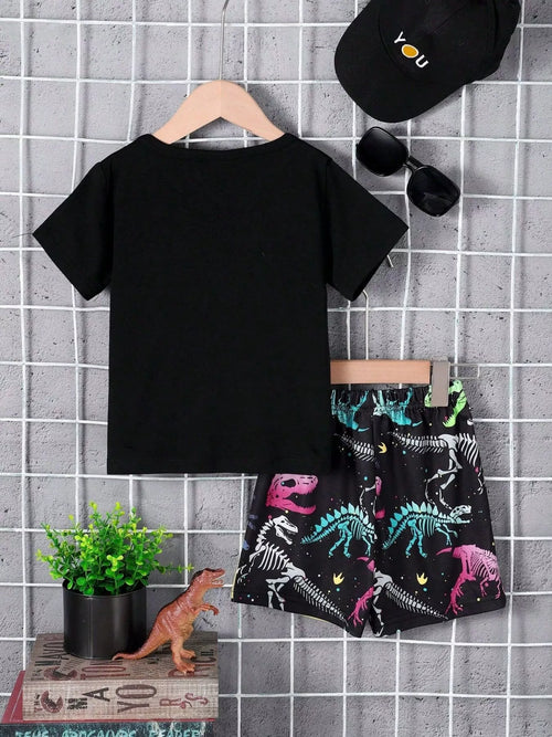  💚 Vue complète de l'ensemble à plat - haut et bas parfaitement coordonnés avec dinosaures et message tendre pour un look décontracté