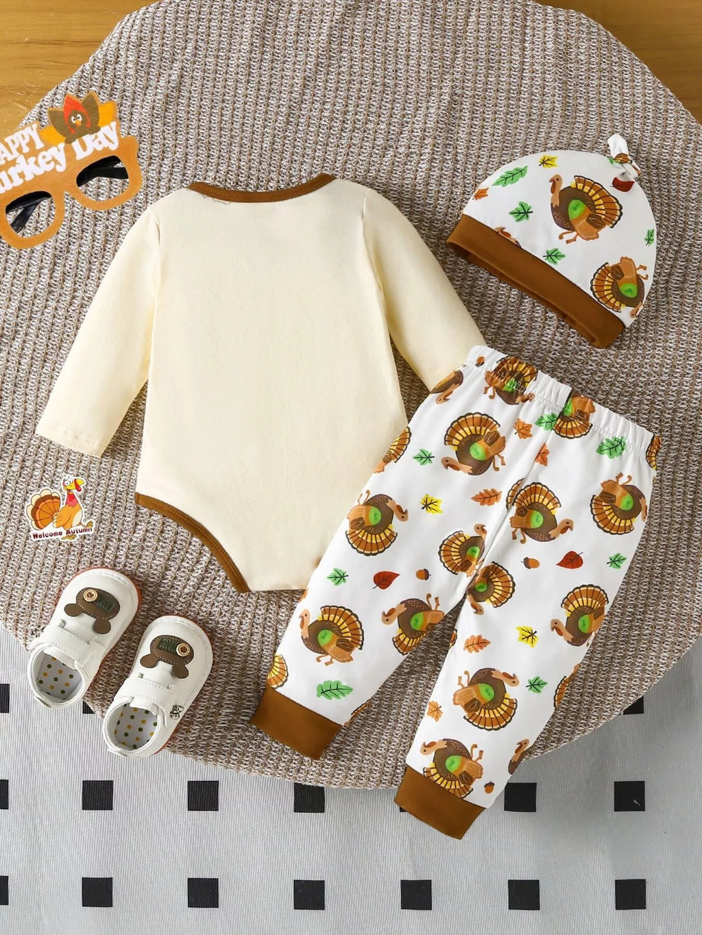 👶 Vue complète ensemble 3 pièces Mon 1er Thanksgiving body pantalon accessoire coordonnés bébé - tenue festive complète élégante - tissu ultra-doux confort optimal - coupe adaptée tout-petits - style festif adorable - vêtements premium BabyCoton Suisse
