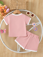 ☀️ Vue complète de l'ensemble à plat - t-shirt gaufré et short parfaitement coordonnés pour un look estival harmonieux