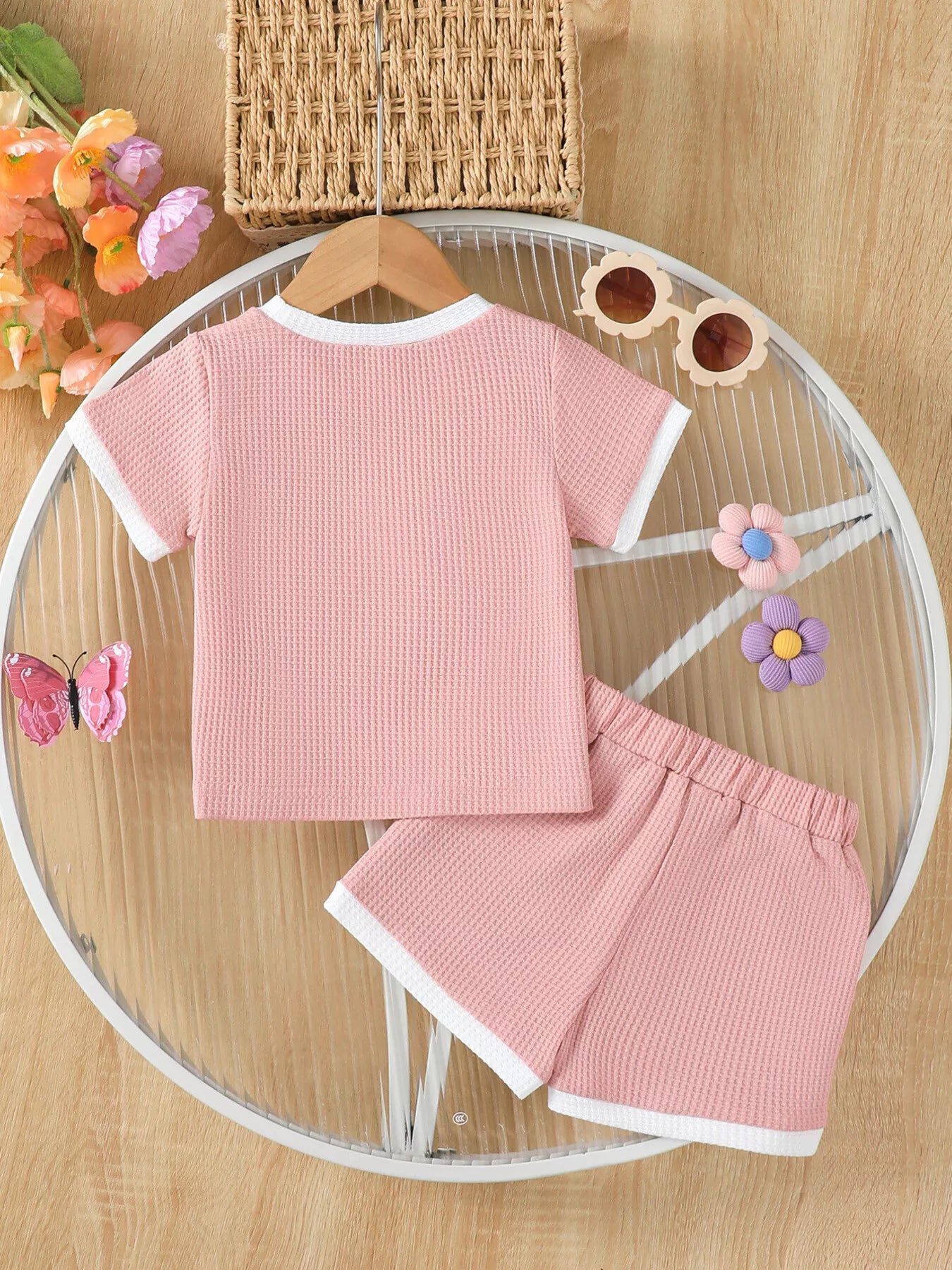 ☀️ Vue complète de l'ensemble à plat - t-shirt gaufré et short parfaitement coordonnés pour un look estival harmonieux