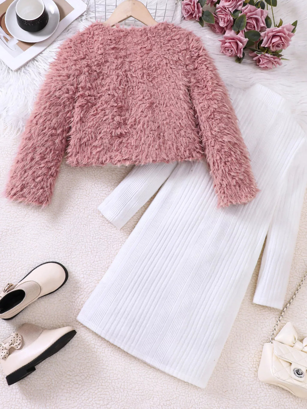 👗 Vue complète ensemble 2 pièces veste fausse fourrure robe côtelée coordonnées fille - coupe flatteuse silhouette élégante féminine - tissus doux confortables chaleur - design luxueux glamour chic - style polyvalent automne hiver - vêtements premium BabyCoton Suisse
