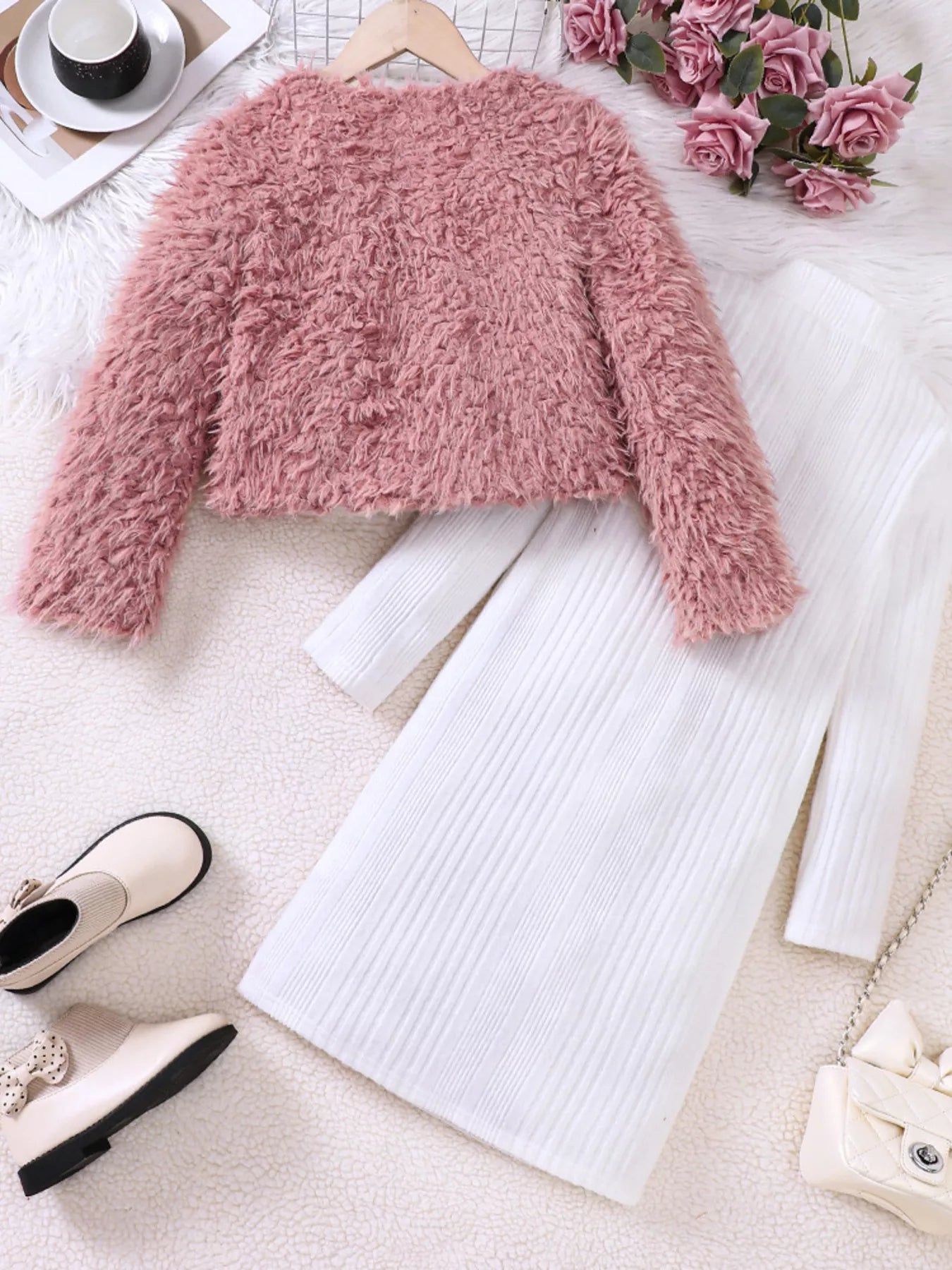 👗 Vue complète ensemble 2 pièces veste fausse fourrure robe côtelée coordonnées fille - coupe flatteuse silhouette élégante féminine - tissus doux confortables chaleur - design luxueux glamour chic - style polyvalent automne hiver - vêtements premium BabyCoton Suisse
