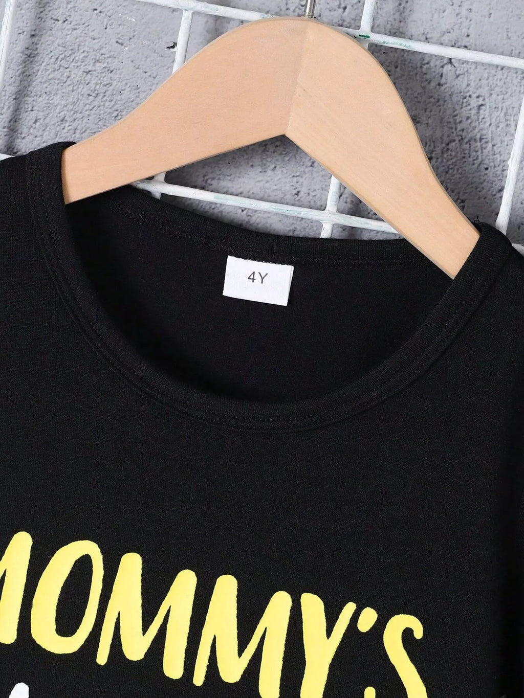 🌟 Ensemble 'Mommy's Little Boy' complet en situation - le petit garçon rayonnant de fierté, prêt à créer des souvenirs précieux avec maman