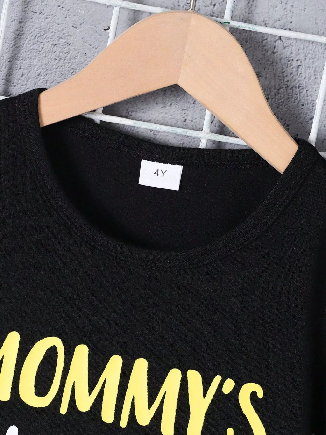 🌟 Ensemble 'Mommy's Little Boy' complet en situation - le petit garçon rayonnant de fierté, prêt à créer des souvenirs précieux avec maman