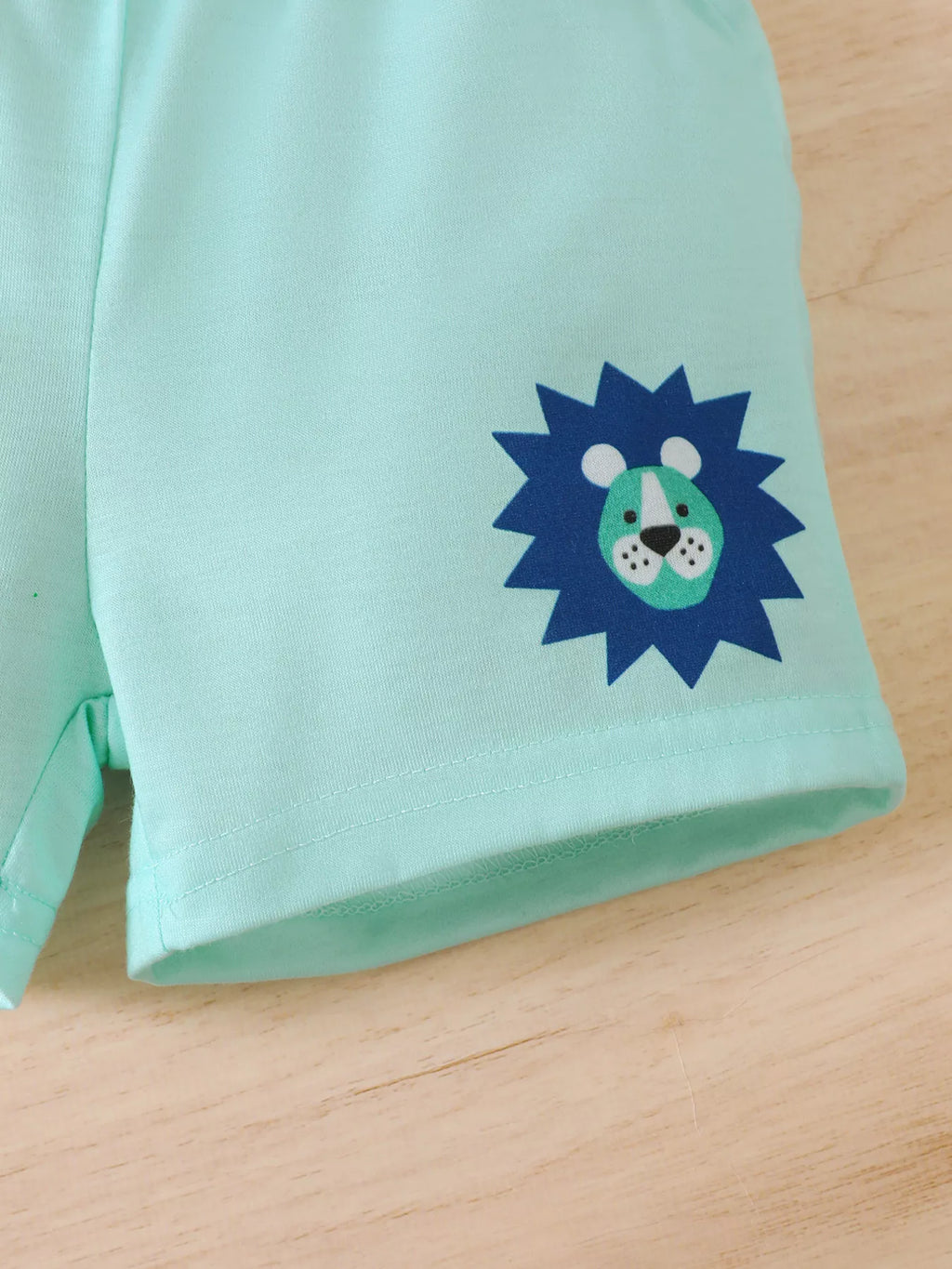 💪 Gros plan sur la qualité du tissu - matière légère et respirante avec imprimé lion résistant, parfait pour rugir de joie tout l'été avec confort et style