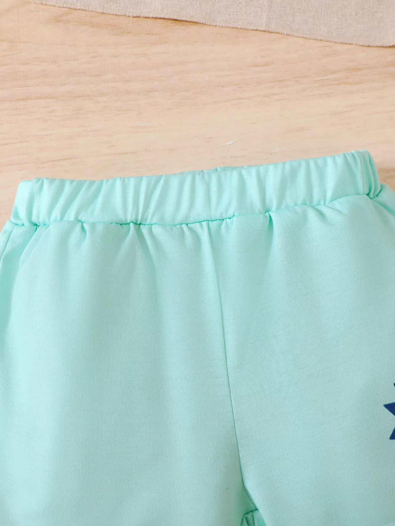 💪 Gros plan sur la qualité du tissu - matière légère et respirante avec imprimé lion résistant, parfait pour rugir de joie tout l'été avec confort et style