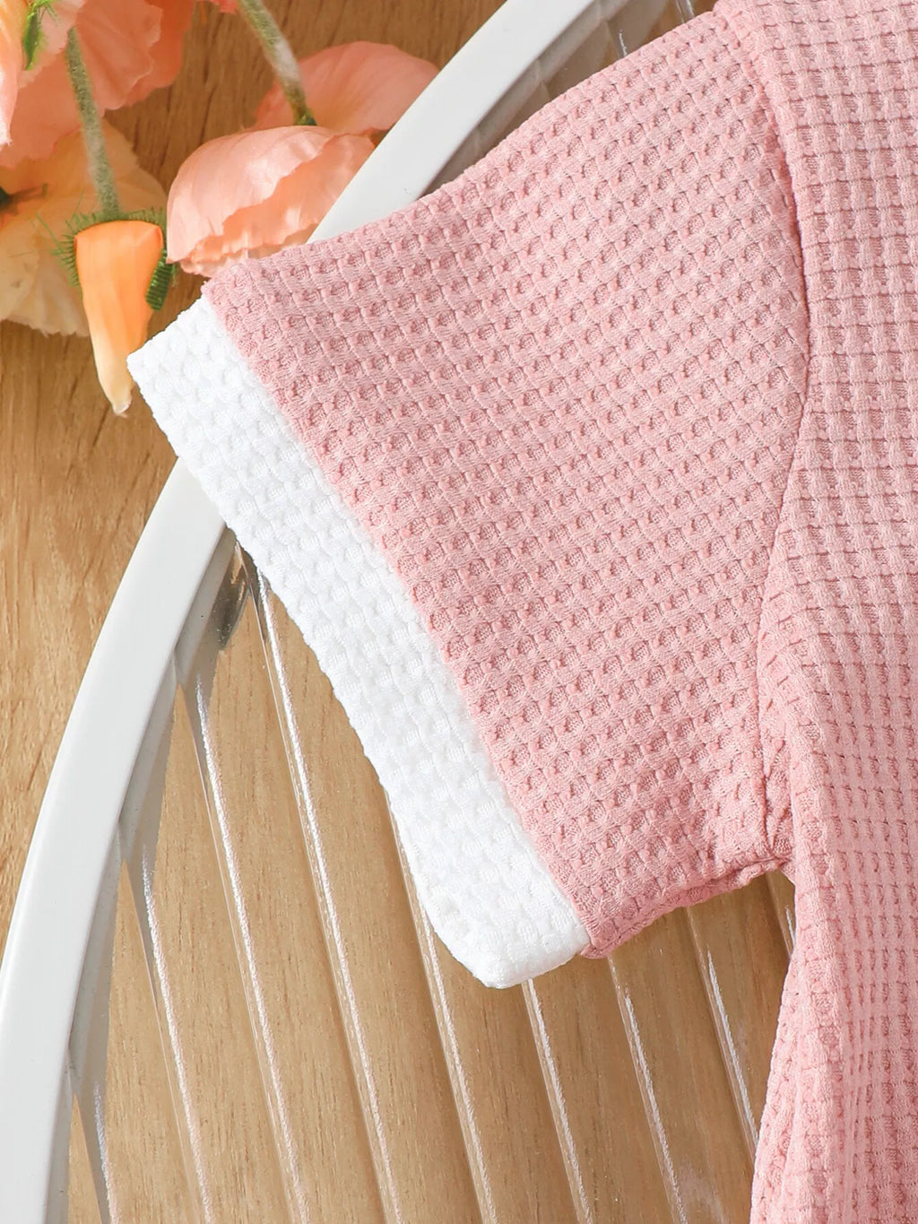 🌼 Détail rapproché du tricot gaufré et des imprimés miel et fleurs - texture tactile agréable avec motifs colorés qui évoquent la douceur de l'été