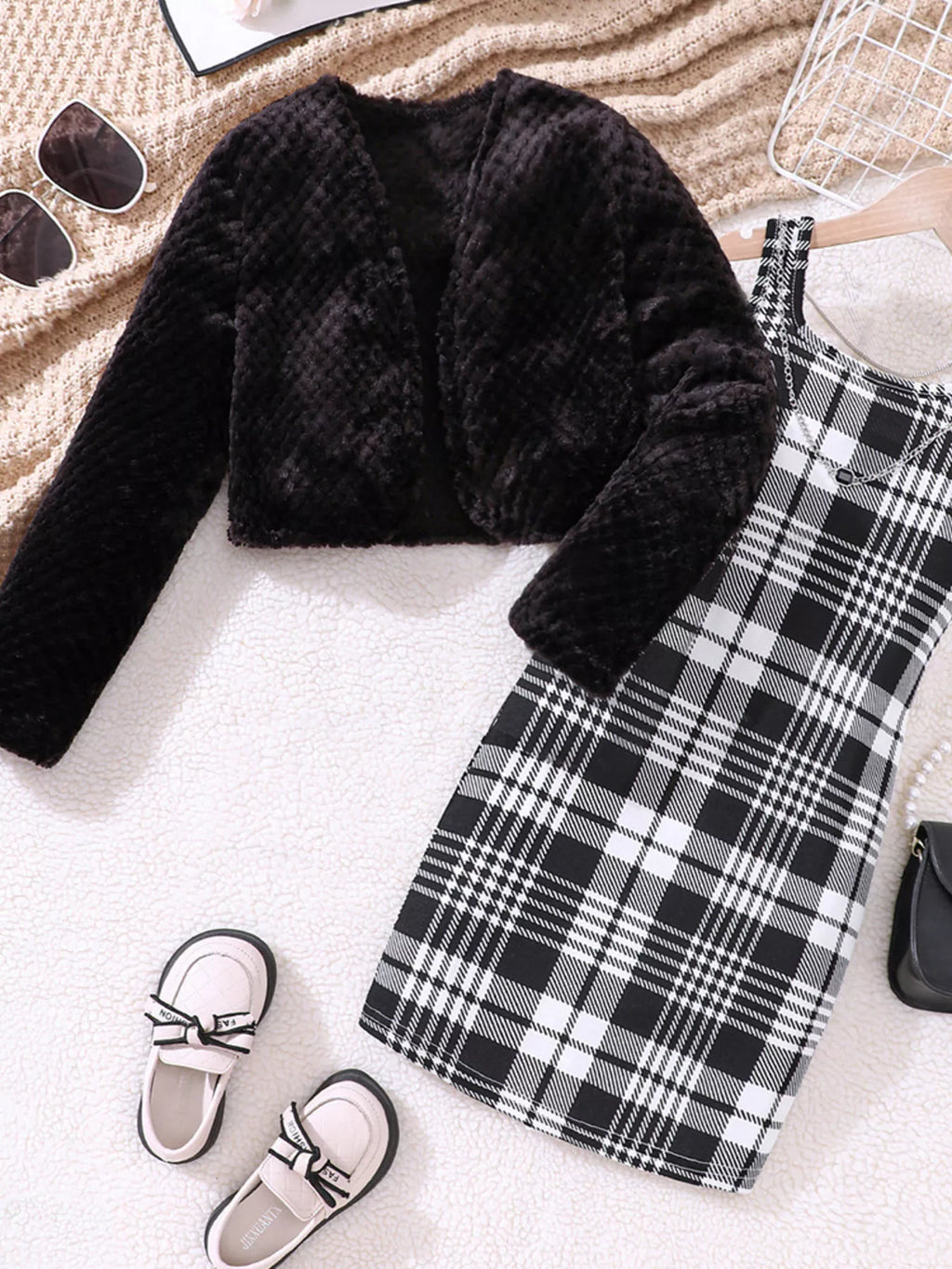 🌾 Vue complète ensemble 2 pièces cardigan moelleux robe à carreaux coordonnés fille - coupe flatteuse silhouette élégante féminine - tissus doux confortables - design cocooning champêtre chic - style polyvalent automne hiver - vêtements premium BabyCoton Suisse
