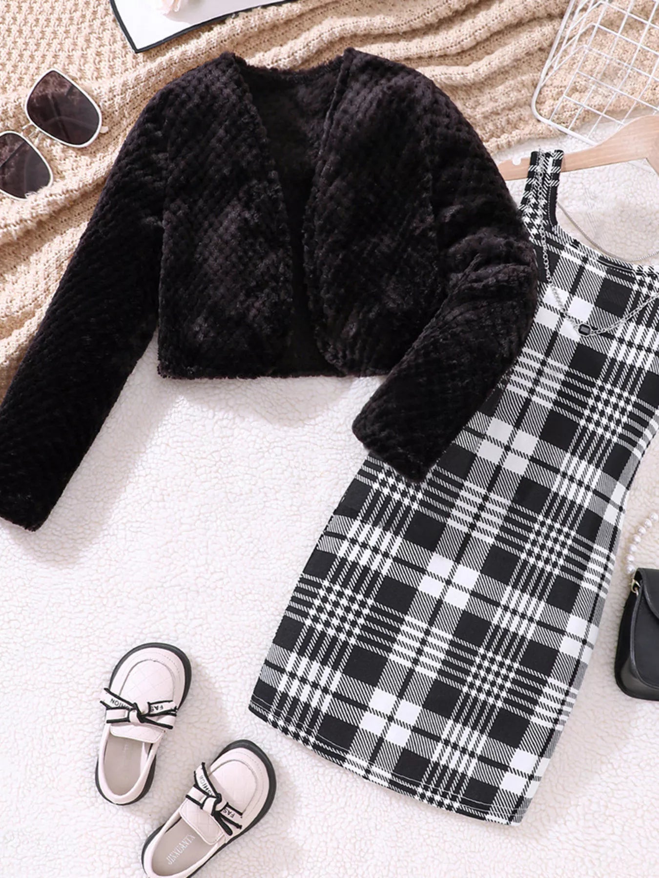 🌾 Vue complète ensemble 2 pièces cardigan moelleux robe à carreaux coordonnés fille - coupe flatteuse silhouette élégante féminine - tissus doux confortables - design cocooning champêtre chic - style polyvalent automne hiver - vêtements premium BabyCoton Suisse
