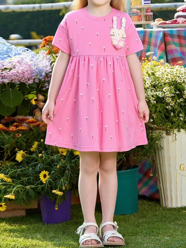 🐰 Petite fille adorable en robe décontractée avec appliqué lapin brodé et poches pratiques - Vue principale de cette tenue en coton doux parfaite pour les aventures quotidiennes et les jeux au parc
