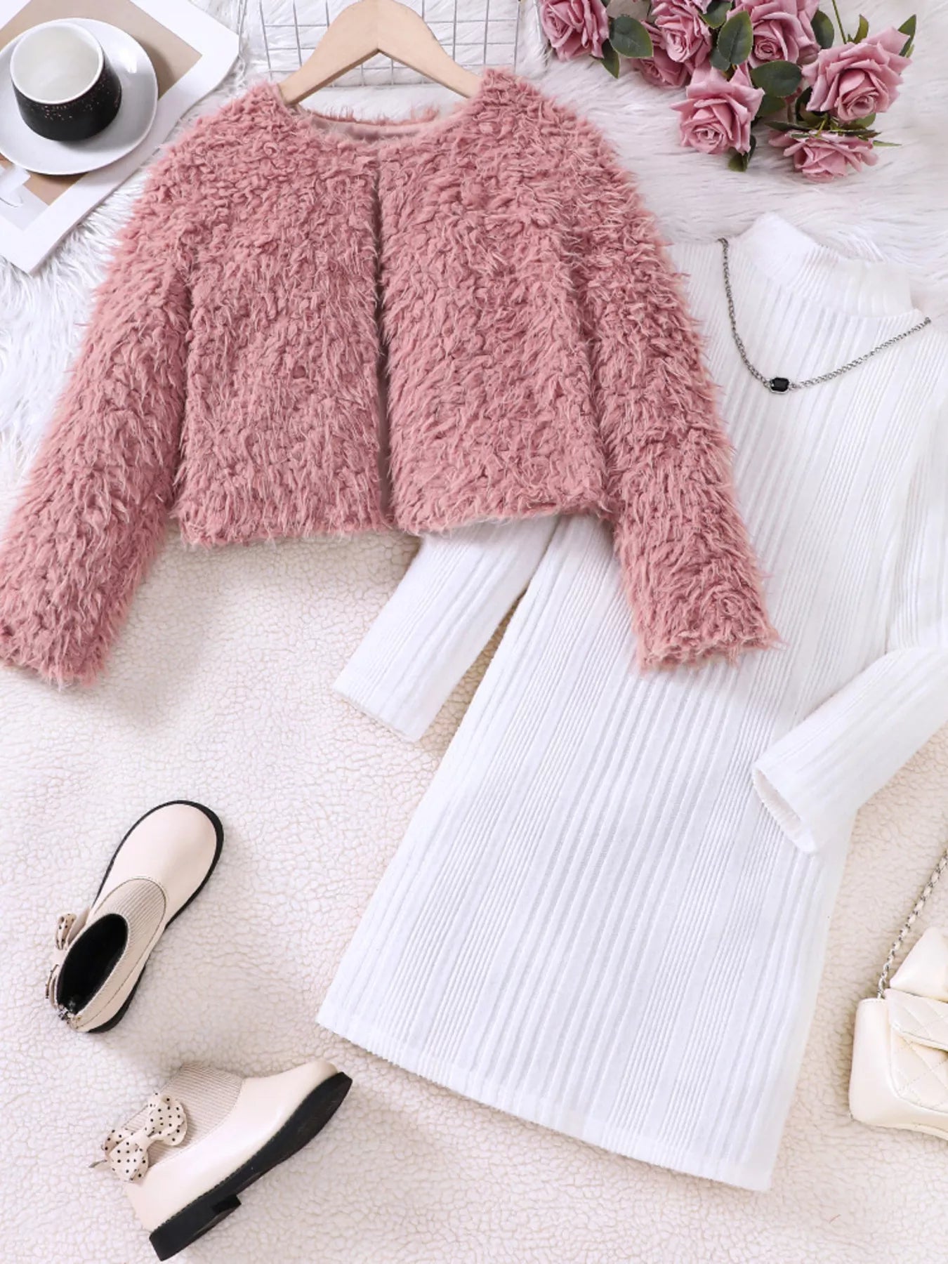 👗 Vue complète ensemble 2 pièces veste fausse fourrure robe côtelée coordonnées fille - coupe flatteuse silhouette élégante féminine - tissus doux confortables chaleur - design luxueux glamour chic - style polyvalent automne hiver - vêtements premium BabyCoton Suisse
