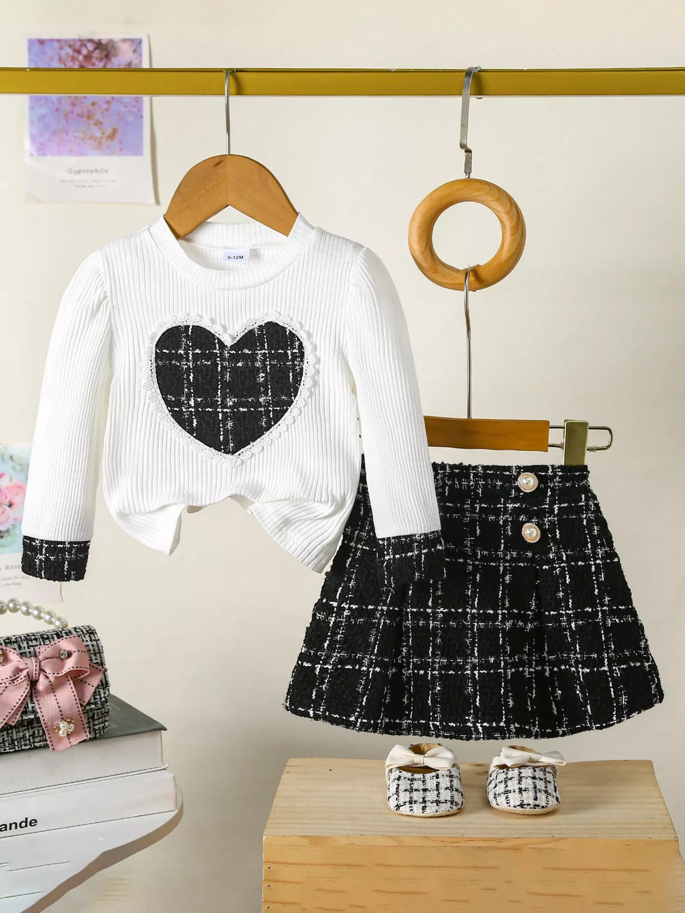 💕 Adorable petite fille portant ensemble 2 pièces haut cœur à carreaux romantique adorable champêtre et jupe coordonnée élégante féminine - tenue complète fashionista champêtre chic - tissus doux confortables - silhouette flatteuse élégante - style romantique intemporel - vêtements premium qualité occasions spéciales BabyCoton Suisse

