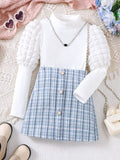 🎀 Adorable petite fille portant ensemble 2 pièces haut manches bouffantes romantiques délicates féminines et jupe à carreaux champêtre élégante - tenue complète fashionista chic - tissu doux confortable - silhouette flatteuse féminine - style romantique champêtre - vêtements premium qualité occasions spéciales BabyCoton Suisse
