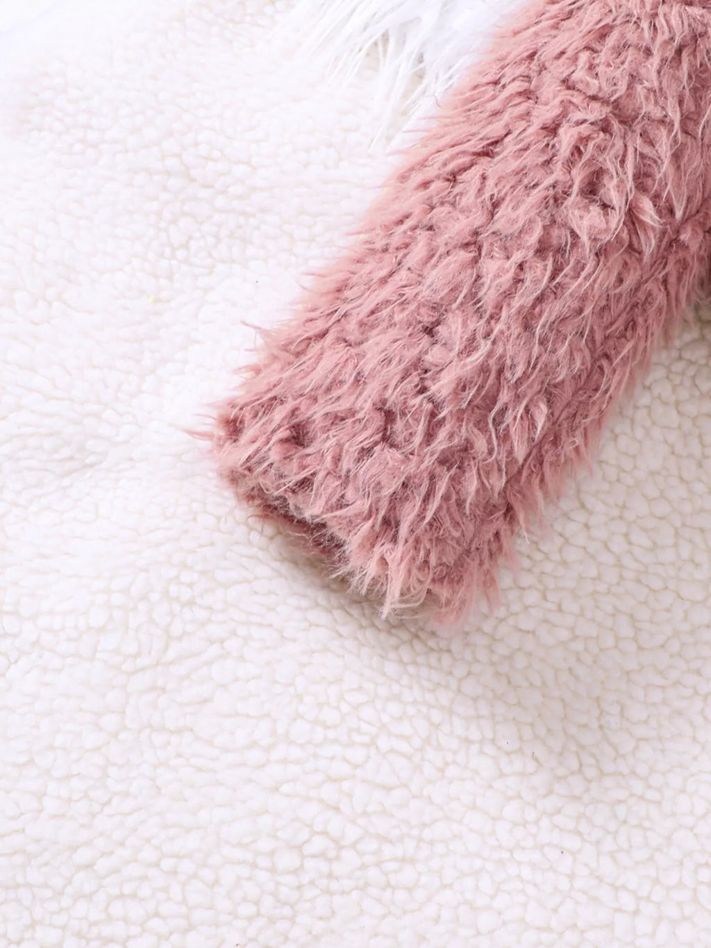 ✨ Détail final ensemble  rose 2 luxueuse moelleuse douce robe côtelée élégante texturée - tissus doux confortables chaleur optimal - design glamour sophistiqué princesse - texture raffinée moderne - finitions qualité exceptionnelle coutures impeccables - vêtements premium petite fille élégante luxueuse occasions spéciales BabyCoton Suisse
