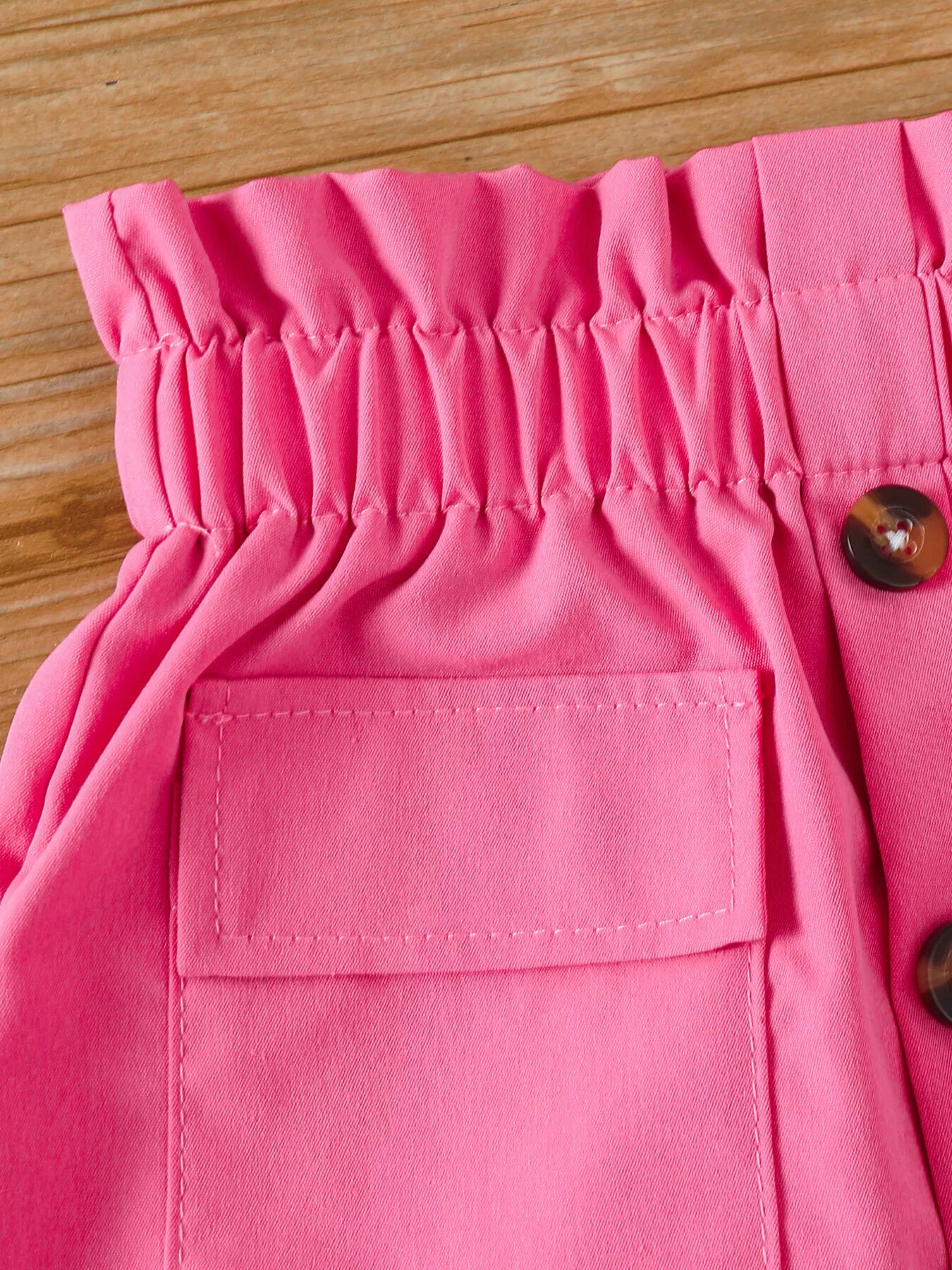 ✨ Gros plan sur la jupe les détails de qualité - appliqué floral soigneusement cousu,et bouton  volants délicats et tissu respirant parfait pour toutes les occasions