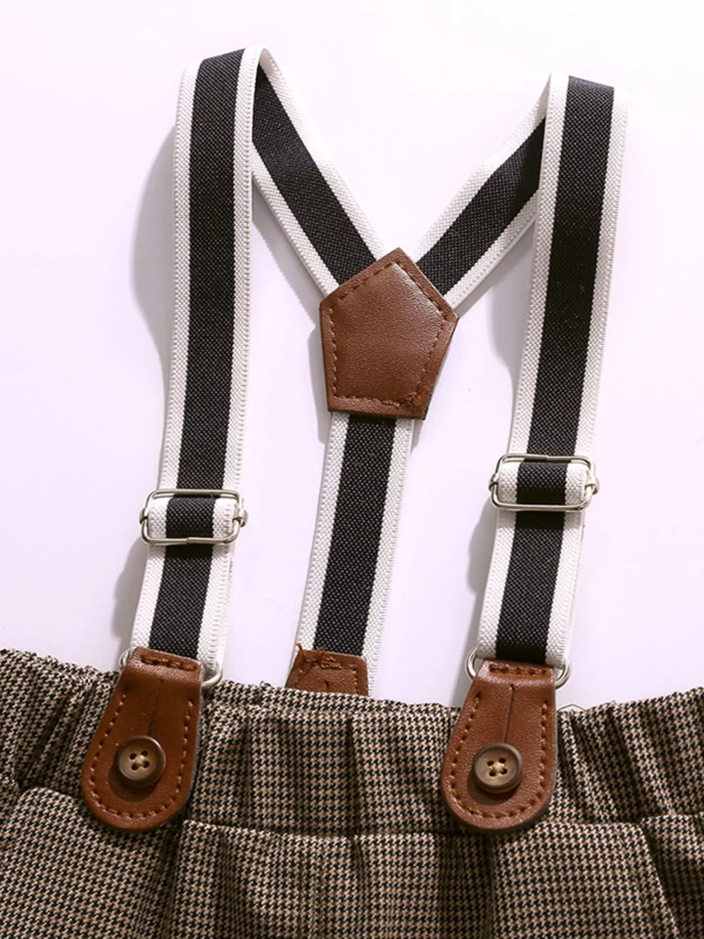 ✨ Détail sur la salopette boutonnée soigné classique salopette vintage chic bretelles ajustables - tissu doux respirant confort optimal - boutons qualité résistants - design intemporel élégant gentleman sophistiqué - finitions qualité exceptionnelle - vêtements premium petit gentleman occasions spéciales BabyCoton Suisse