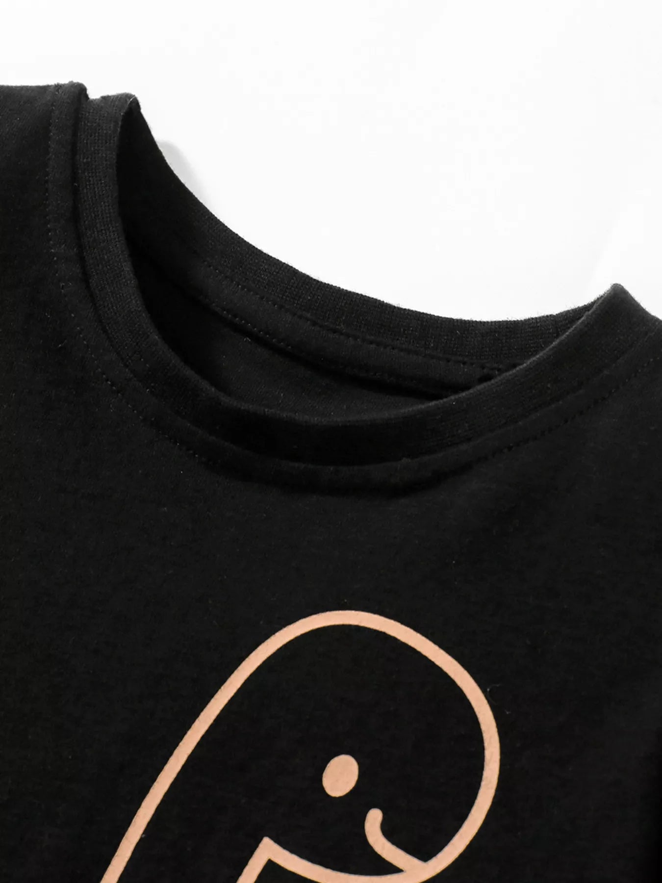 Ensemble enfant t-shirt dinosaure et short coordonné - vue arrière montrant qualité des finitions
