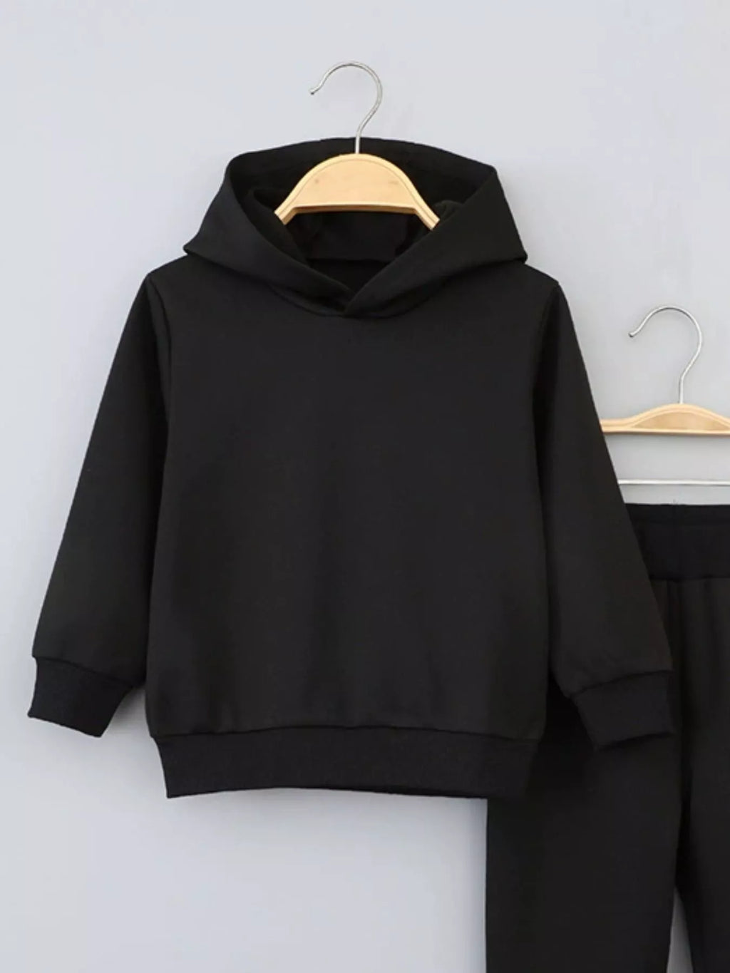 🎨 Détail rapproché du sweat à capuche avec finitions soignées - texture douce du tissu, capuche ajustable et manches longues confortables pour une protection optimale