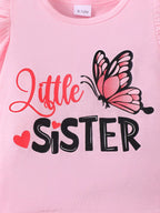 🌸 Gros plan sur les détails de qualité - volants soignés, imprimés papillons résistants et message 'Little Sister' fièrement affiché

