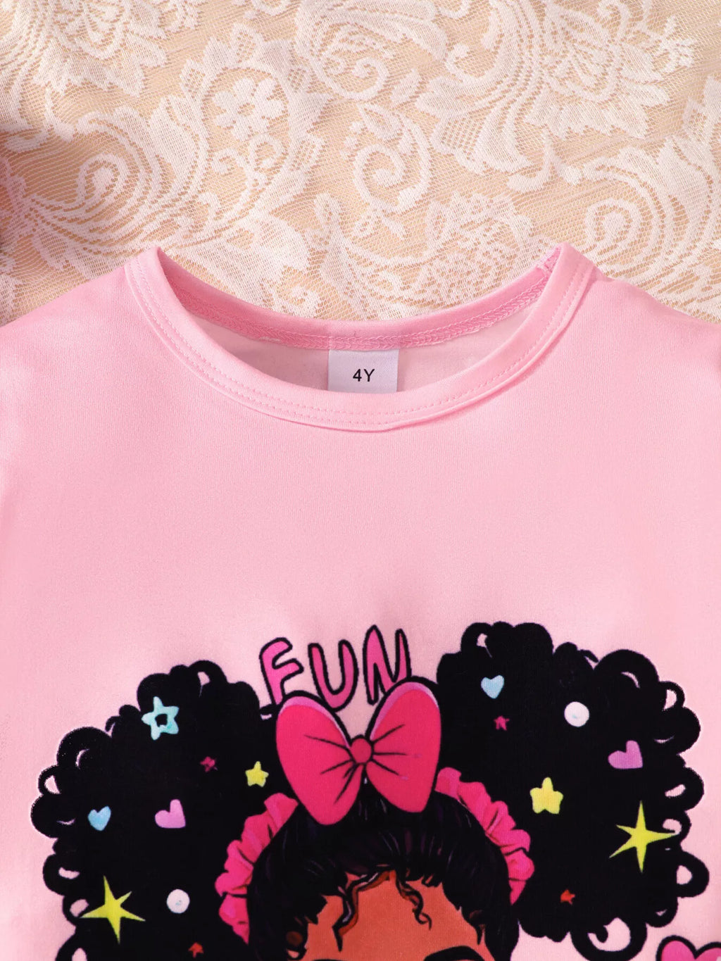 🌟 Petite fille souriante portant ensemble rétro haut graphique jean évasé - look fashionista tendance vintage - confort absolu tissu doux - coupe flare élégante - parfait école quotidien occasions - qualité exceptionnelle BabyCoton

