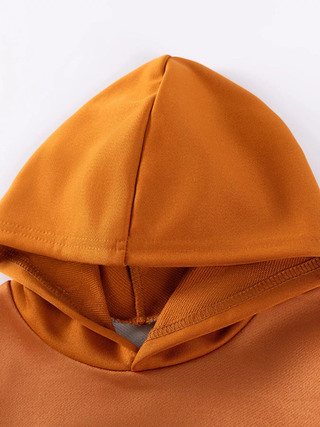 🌈 Détail rapproché du sweat à capuche color block - blocs de couleurs harmonieux et tendance avec capuche pratique et tissu doux et confortable
