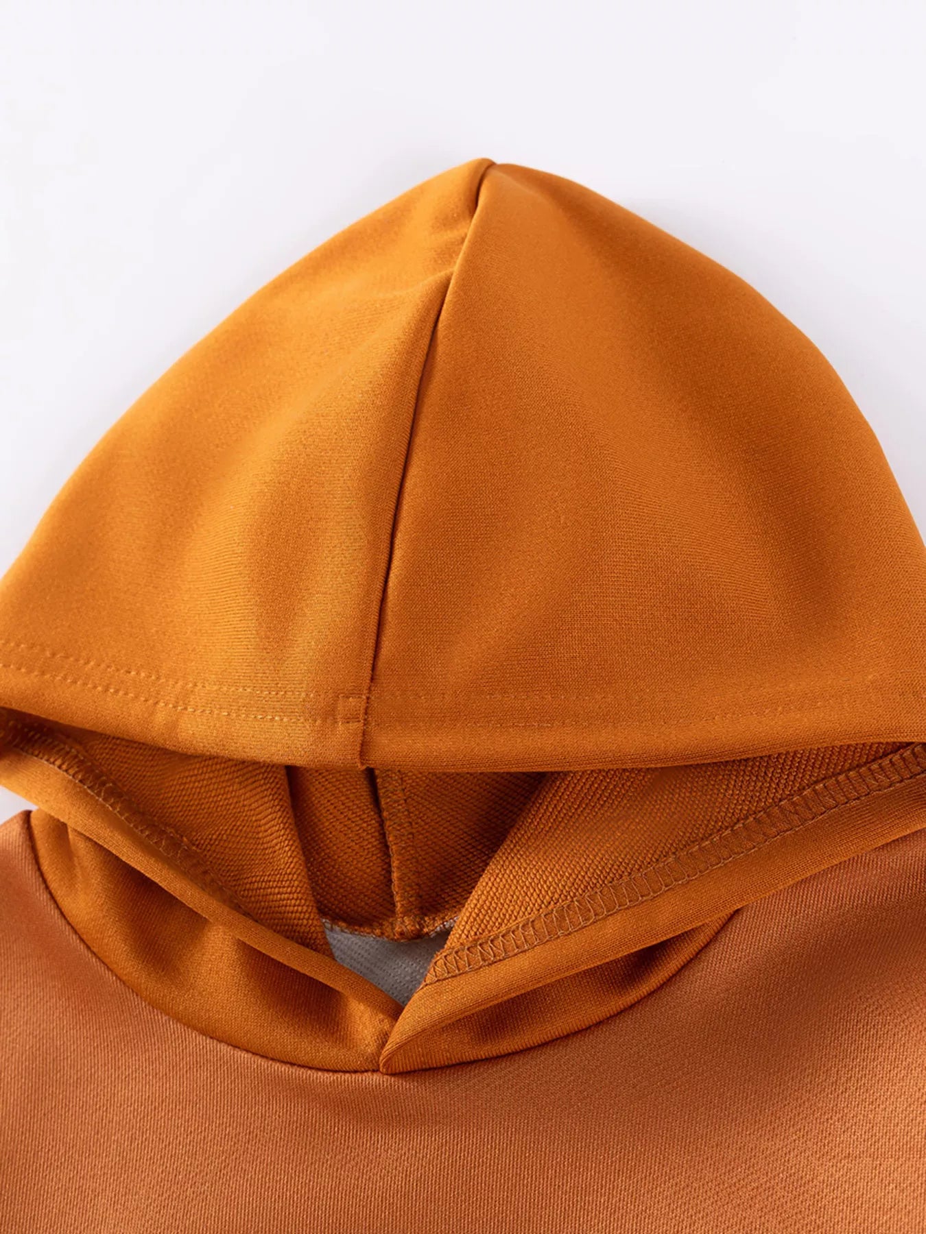 🌈 Détail rapproché du sweat à capuche color block - blocs de couleurs harmonieux et tendance avec capuche pratique et tissu doux et confortable
