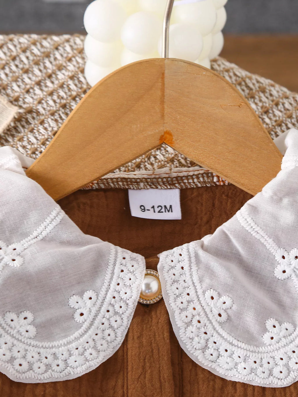 Gros plan sur le tissu doux et respirant de l'ensemble bébé, idéal pour les peaux sensibles, avec détails des coutures de qualité

