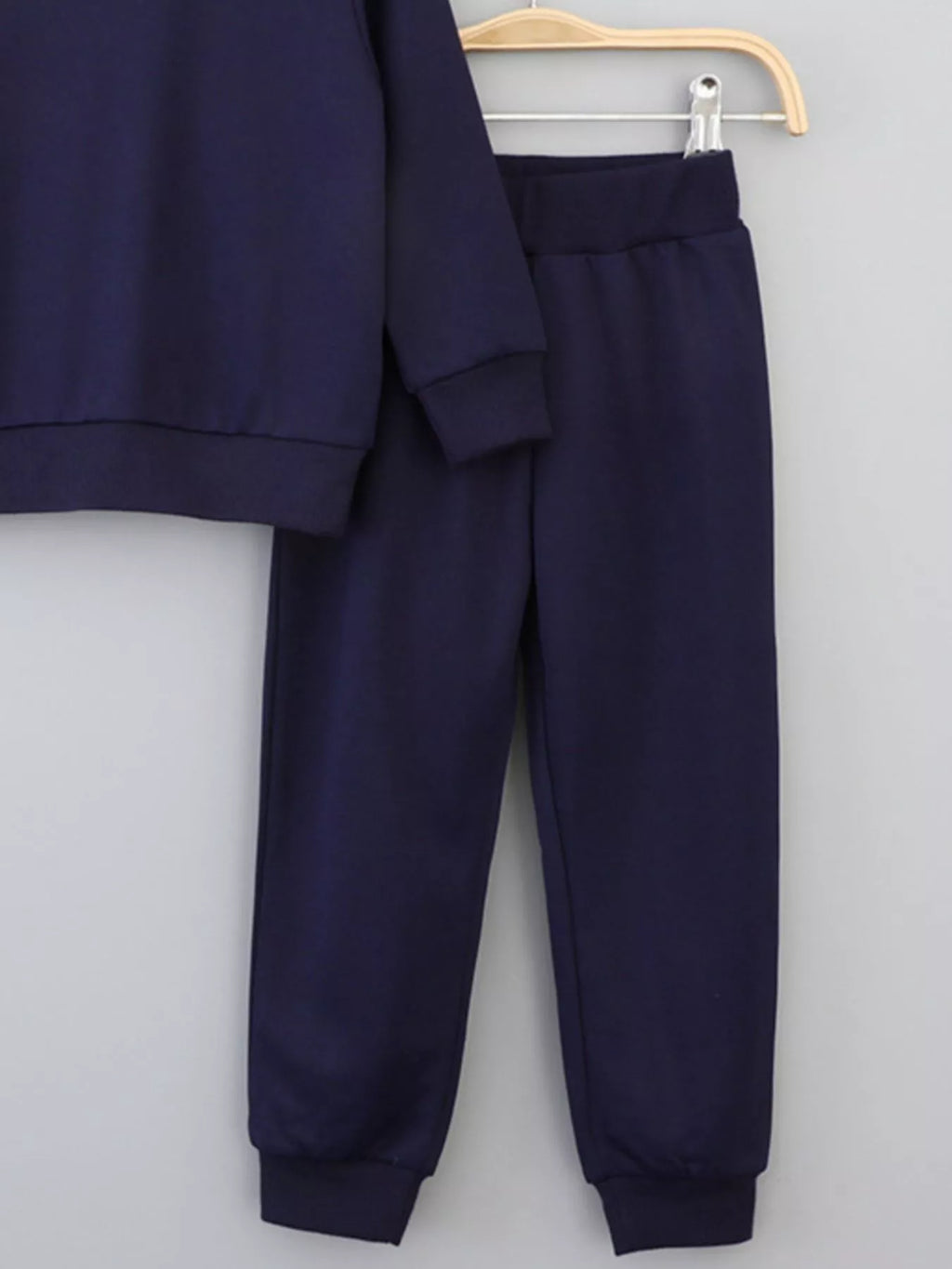 🎨 Détail rapproché du sweat à capuche avec finitions soignées - texture douce du tissu, capuche ajustable et manches longues confortables pour une protection optimale